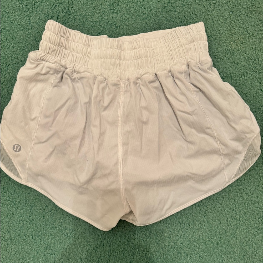 Lululemon Hotty Hot 2.5 inch shorts size 2 white
